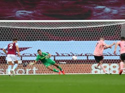 Emiliano Martinez Tepis Penalti, Arsenal Pamer Kiper Baru