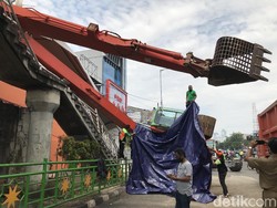 Ekskavator Terguling Hancurkan Tangga JPO Kampung Melayu