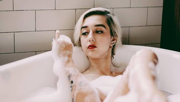 img-title Mantan Istri Reza SMASH Pamer Foto Seksi Mandi Bareng Cowok