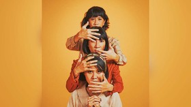 Lagu Lama, Buah Kebosanan Trio FLEUR! pada Debat Pilkada