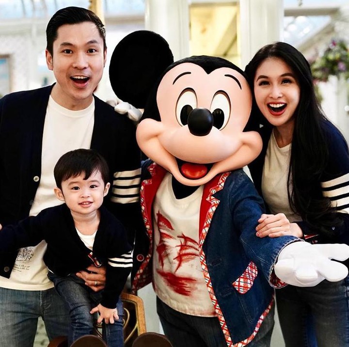 <p>7. Dikenal sebagai ayah yang penyayang, Harvey Moies dijuluki sebagai 'Daddy Goals' oleh netizen, lho. Semoga keluarga Sandra dan Harvey selalu diberi kebahagiaan ya, Bunda. (Foto: Instagram @sandradewi88)</p>
