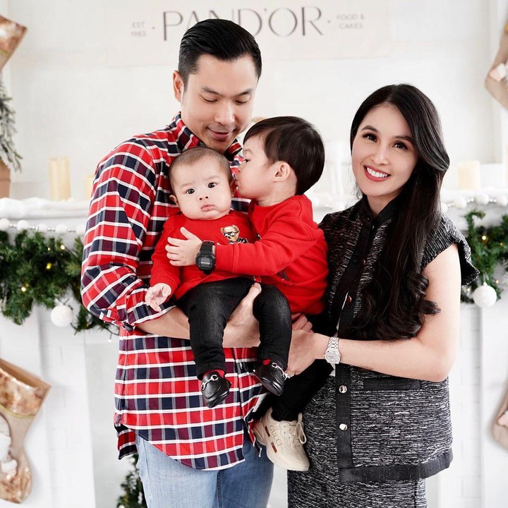 <p>5. Harvey Moeis juga dikenal sebagai sosok yang tenang, Bunda. Sandra Dewi pernah mengatakan bahwa sang suami tidak pernah mengomenari hidup orang lain. (Foto: Instagram @sandradewi88)</p>