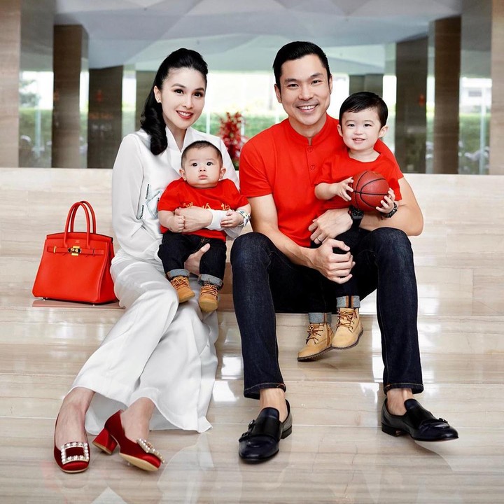 <p>6. Meski tidak berasal dari kalangan selebriti, sejak menikah dengan Sandra Dewi, Harvey Moeis kini diketahui memiliki banyak penggemar lho, Bunda. (Foto: Instagram @sandradewi88)</p>