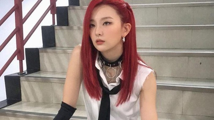8 Idol K-Pop yang Memukau dengan Rambut Merah Garang