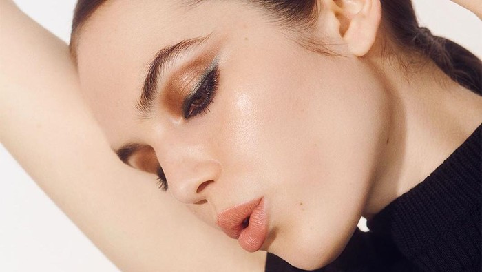 4 Langkah Tepat Pakai Highlighter, Glowing Maksimal!