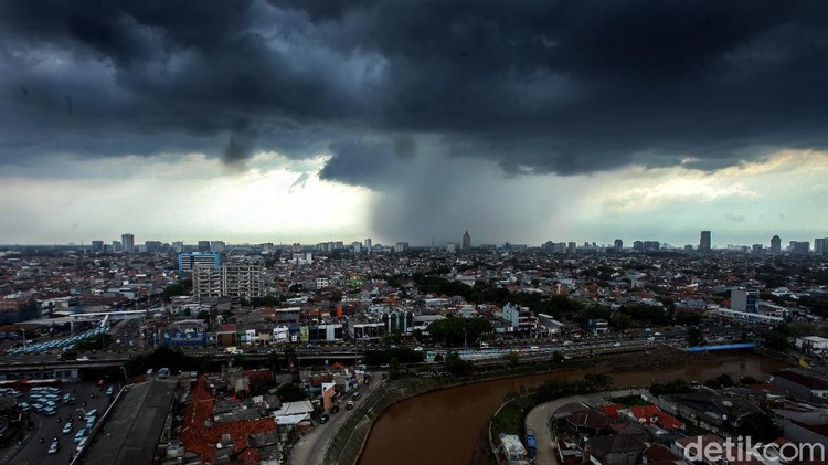 BMKG menyatakan wilayah Indonesia saat ini memasuki masa pancaroba. Awan gelap pun tampak menyelimuti langit Kota Jakarta hari ini.