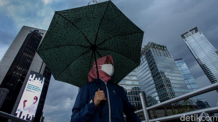 BMKG menyatakan wilayah Indonesia saat ini memasuki masa pancaroba. Awan gelap pun tampak menyelimuti langit Kota Jakarta hari ini.