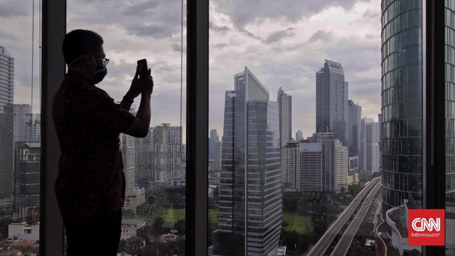 ADB menurunkan proyeksi pertumbuhan ekonomi RI dari minus 1 persen menjadi 2 persen. Hal ini dikarenakan rendahnya aktivitas masyarakat di tengah pandemi.