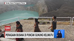 VIDEO: Peragaan Busana di Puncak Gunung Kelimutu