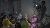 FOTO: Corona yang 'Menyederhanakan' Pesta Pernikahan Kashmir Pesta pernikahan di Kashmir yang biasanya dirayakan dengan meriah dan penuh tradisi serta makanan kini harus dirayakan dengan sederhana karena virus corona.