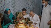 FOTO: Corona yang 'Menyederhanakan' Pesta Pernikahan Kashmir Pesta pernikahan di Kashmir yang biasanya dirayakan dengan meriah dan penuh tradisi serta makanan kini harus dirayakan dengan sederhana karena virus corona.