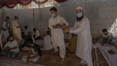 FOTO: Corona yang 'Menyederhanakan' Pesta Pernikahan Kashmir Pesta pernikahan di Kashmir yang biasanya dirayakan dengan meriah dan penuh tradisi serta makanan kini harus dirayakan dengan sederhana karena virus corona.