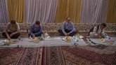FOTO: Corona yang 'Menyederhanakan' Pesta Pernikahan Kashmir Pesta pernikahan di Kashmir yang biasanya dirayakan dengan meriah dan penuh tradisi serta makanan kini harus dirayakan dengan sederhana karena virus corona.