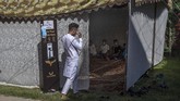 FOTO: Corona yang 'Menyederhanakan' Pesta Pernikahan Kashmir Pesta pernikahan di Kashmir yang biasanya dirayakan dengan meriah dan penuh tradisi serta makanan kini harus dirayakan dengan sederhana karena virus corona.