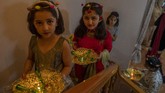 FOTO: Corona yang 'Menyederhanakan' Pesta Pernikahan Kashmir Pesta pernikahan di Kashmir yang biasanya dirayakan dengan meriah dan penuh tradisi serta makanan kini harus dirayakan dengan sederhana karena virus corona.