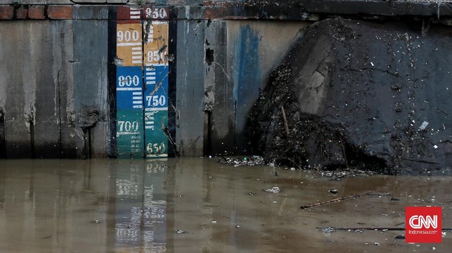 BPBD DKI Jakarta mengirimkan peringatan waspada banjir karena Pintu Air Manggarai terpantau sudah siaga III pada pukul 05.00 WIB.