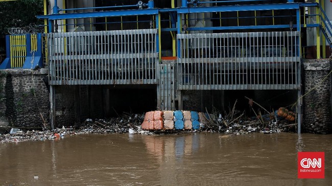 BPBD DKI Jakarta meminta warga yang tinggal di pinggir kali agar waspada mengingat status pintu air Depok masuk siaga 3.
