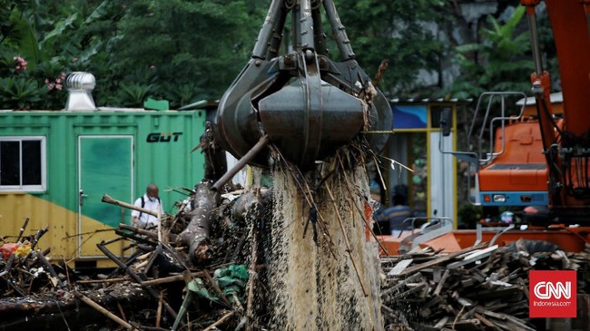 Ribuan petugas tersebut akan menangani sampah terutama di 10 titik, di antaranya aliran Sungai Ciliwung, aliran Pesanggrahan Angke, dan aliran Kali Sunter.