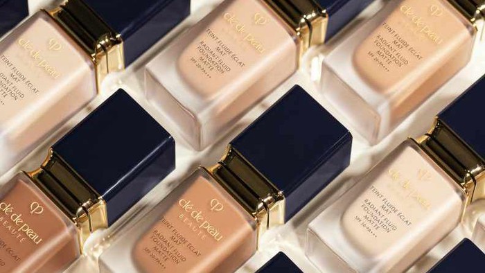 Radiant Fluid Foundation Matte Cleau De Pou, Foundation Matte dengan Sentuhan Glowing!