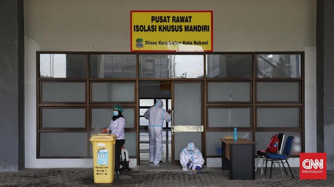 Kasus bermula saat salah satu warga yang merasakan gejala demam enggan berobat. Saat belakangan diperiksa, separuh dari anggota keluarga positif Covid-19.