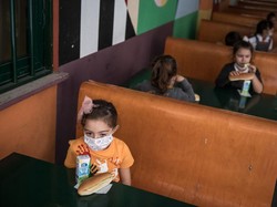 Melihat Kesibukan Orang Tua Siswa di Meksiko Belanja Peralatan Sekolah