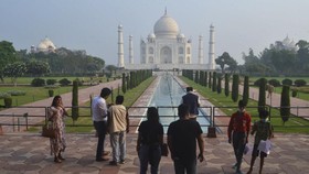 Protokol Kesehatan Taj Mahal: Turis Diminta Kurangi Selfie