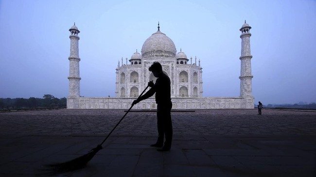 FOTO: Taj Mahal, Dilihat Boleh Dipegang Jangan
