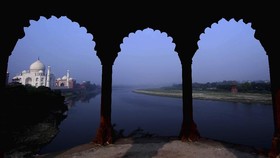Geng Pengemis Cilik Mengerubungi Taj Mahal