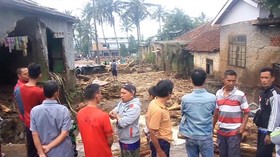 VIDEO: Warga Bersihkan Lumpur Bekas Banjir Bandang