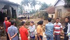 VIDEO: Warga Bersihkan Lumpur Bekas Banjir Bandang