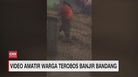 VIDEO: Warga Terobos Dahsyatnya Banjir Bandang Cicurug
