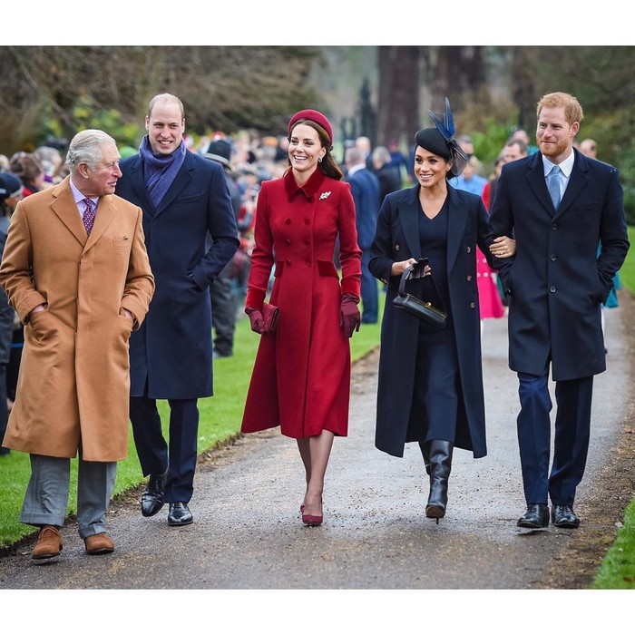 Dalam perayaan Natal pertamanya sebagai anggota Kerajaan Inggris, Meghan Markle tertangkap kamera mengenakan dress dan cashmere coat berwarna navy yang senada. Coat dari Victoria Beckham ini diketahui memiliki harga US$3.085 atau Rp45 juta, sementara dress-nya yang juga dari Victoria Beckham dibandrol dengan harga US$1.700 atau Rp23,8 juta. (Foto: instagram.com/kensingtonroyal)