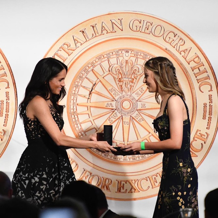 Terekam saat menghadiri Australian Geographic Society Awards pada 2018 lalu, ia terlihat mengenakan gaun hitam dengan detail embellishment yang indah. Gaun ini merupakan rancangan Oscar de la Renta dan memiliki harga US$12,816 atau sekitar Rp179 juta. (Foto: instagram.com/kensingtonroyal)