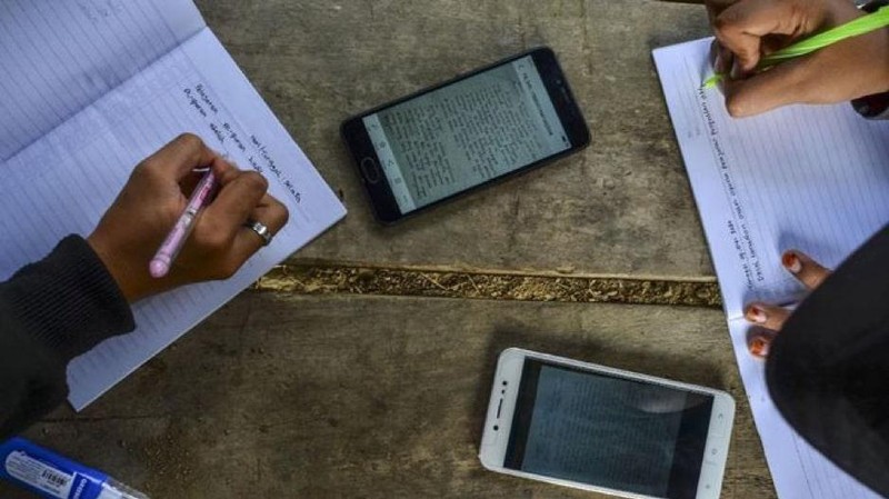 Para guru, siswa, mahasiswa, dan dosen kini bisa mengecek daftar situs dan aplikasi pembelajaran yang bisa diakses menggunakan bantuan kuota data internet 2020