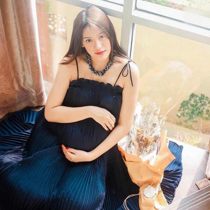 <p>Istri Raditya Dika ini mendapat julukan Bumil Cantik dari netizen karena tetap menawan meski tengah hamil besar. (Foto: Instagram @anissaaziza)</p>