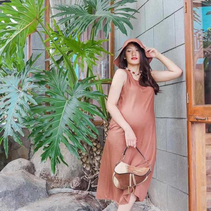 <p>Artis cantik Anissa Aziza selalu tampil modis dan stylish di kehamilan anak keduanya ini, Bunda. (Foto: Instagram @anissaaziza)</p>