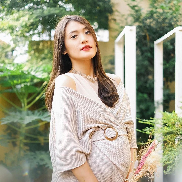 <p>Setuju ya, Bunda? Menjelang proses persalinan, Anissa semakin terlihat memesona. (Foto: Instagram @anissaaziza)</p>