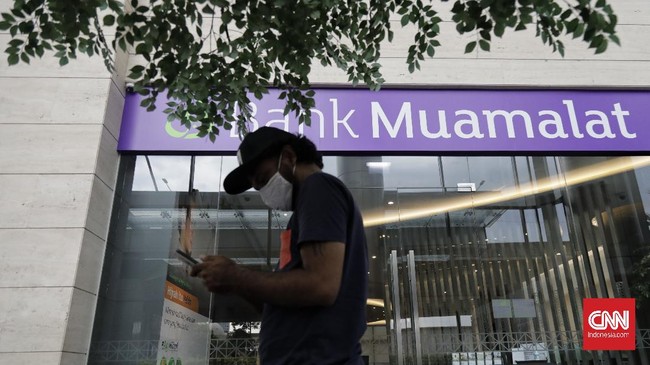 OJK mewajibkan semua perusahaan terbuka mencatatkan sahamnya di Bursa Efek Indonesia (BEI) alias menjual sahamnya kepada publik, salah satunya PT Bank Muamalat.