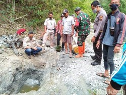 Bikin Kaget, Sumur di Brebes Ini Keluarkan Cairan Diduga Minyak
