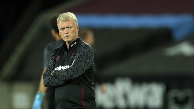 Pelatih David Moyes menuding kemenangan Manchester United kontroversial lantaran bola lebih dahulu keluar lapangan sebelum gol Paul Pogba