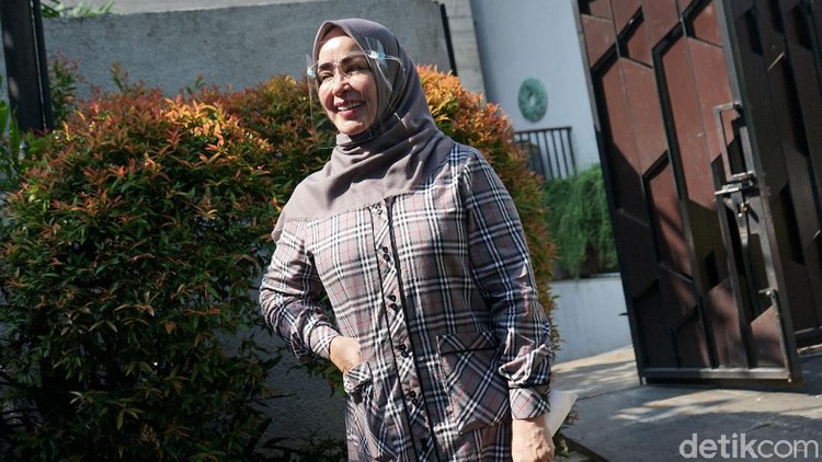 Chintami Atmanagara dan putranya saat ditemui di kawasan Permata Hijau.