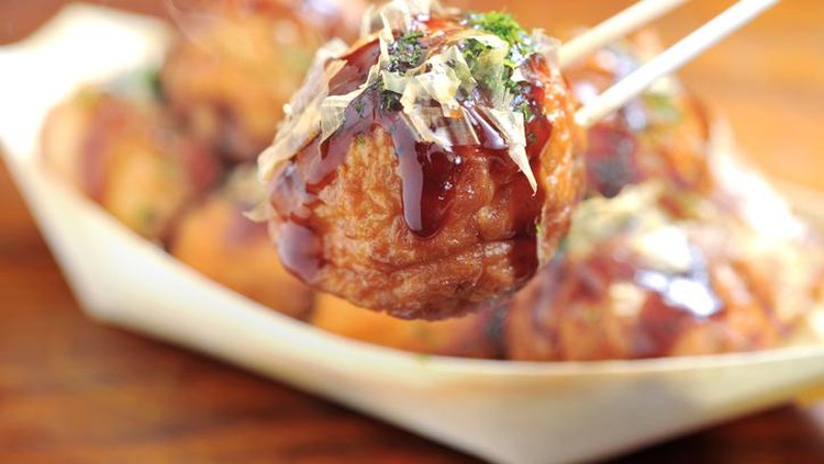 Takoyaki jadi jajanan khas Jepang yang juga populer di Indonesia. Sejak pertama kali dibuat hingga saat ini, takoyaki tak pernah absen dalam setiap festival.