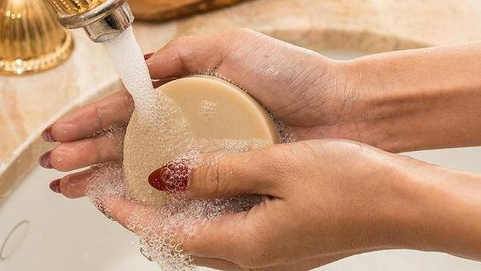 Cuci Piring Bikin Kulit Kasar dan Terkelupas? Ini Cara Mengatasinya!