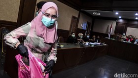 FOTO: Penampilan Gamis Jaksa Pinangki di Sidang Perdana