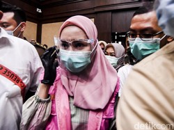 Pinangki Kembali Pakai Rompi Tahanan Pink Usai Sidang Dakwaan