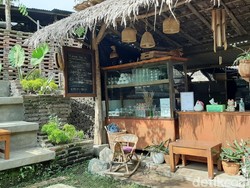 Kafe Unik yang Asri Ini Ada di Dalam Rumah Kos