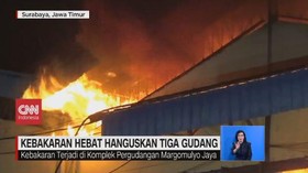VIDEO: Kebakaran Hebat Hanguskan 3 Gudang di Surabaya