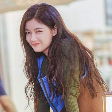 Kim Yoo Jung Resmi Gabung di Agensi Park Seo Joon