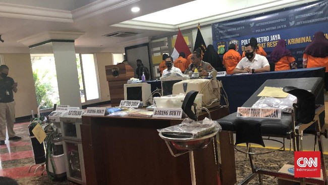 RS Polri menyebut salah satu tersangka kloinik aborsi ilegal yang meninggal dunia positif covid-19, meski keterangan dari Polda Metro Jaya menyebut karena sakit