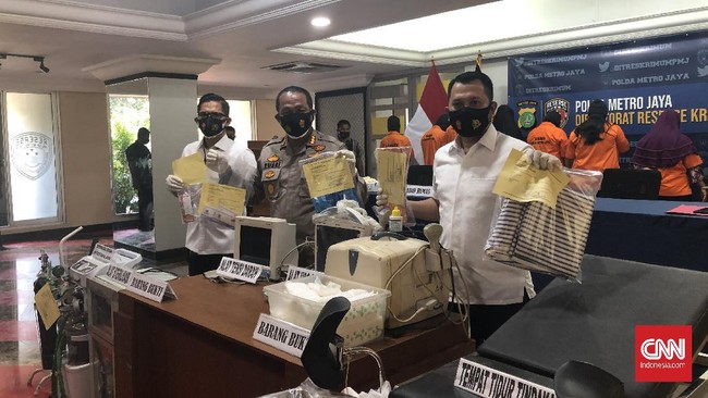 Polisi melakukan gelar rekonstruksi sebanyak 63 adegan dalam kasus pengungakapan praktik aborsi ilegal di sebuah klinik di Jakarta Pusat.